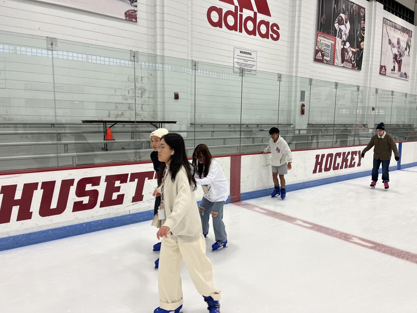 Mr. 格里芬带我们的寄宿生去阿默斯特的马林斯中心滑冰! 有些学生是第一次. 冬天就要来了! 

#他们的学校#他们的学校体验#滑冰#周末旅行#周六氛围#寄宿学校#p